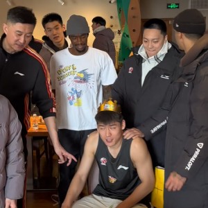 盛世娱乐官方入口-广东为陈家政庆生！小胡徐杰按捺不住，杜锋待遇拉满，4人下狠手